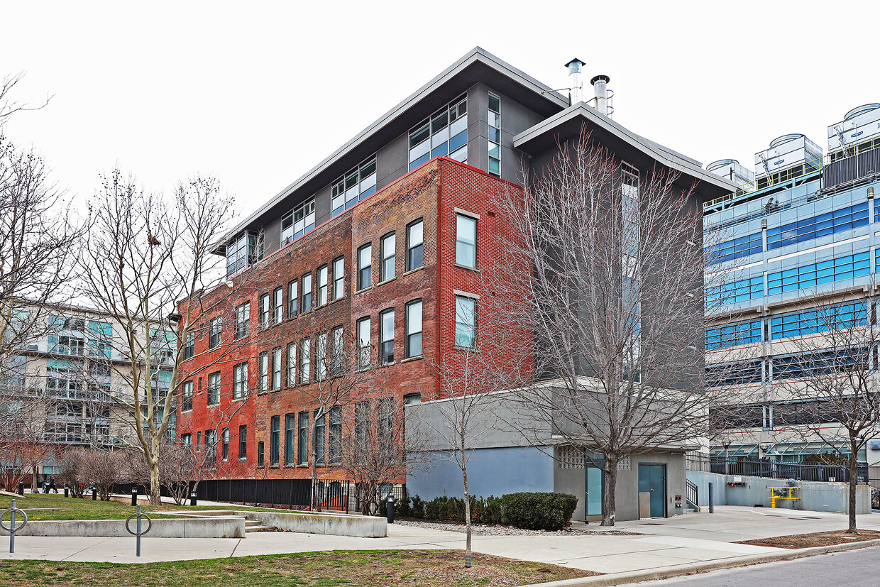 Primary Photo - 205-915 King St W