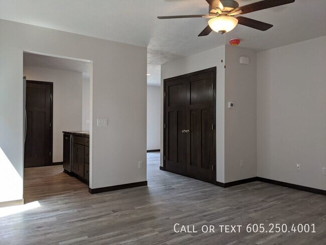 Foto del edificio - New 3 Bedroom 1.5 Bathroom Townhome w/ Dou...