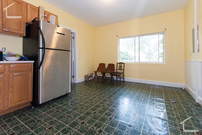 Foto del edificio - HOT BROOKLINE LISTING!!!!!