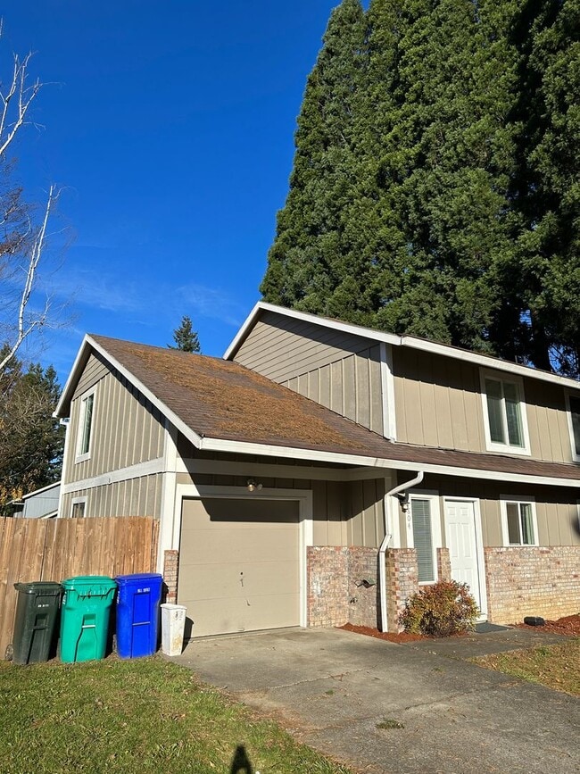 Building Photo - 804814-814 SE Cochran Dr