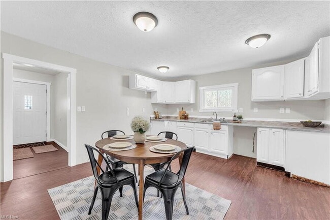 Building Photo - 4238 Laurel Rd