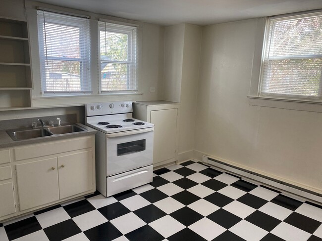 Building Photo - Great 1st Floor Apartment in Historic Home!