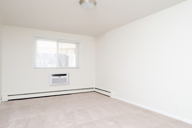 Building Photo - Highcroft Manor