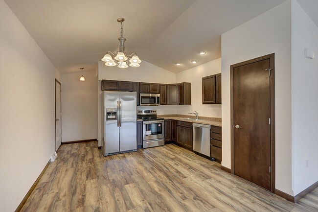 Building Photo - 5004 Crestwood Dr