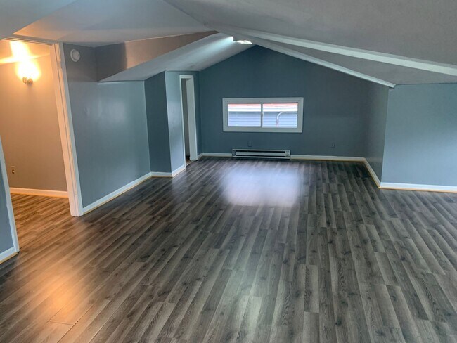 Foto del edificio - Check out this spacious three bedroom one ...