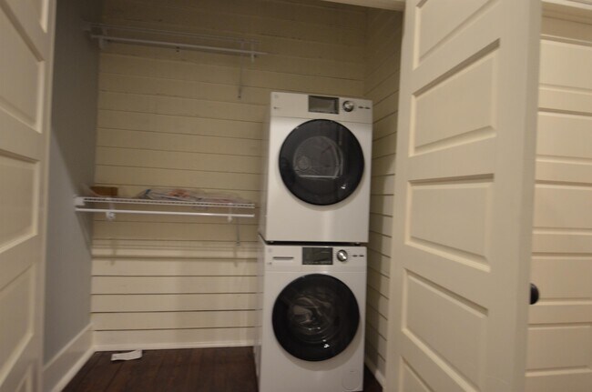 Foto del edificio - 215 W Anderson St