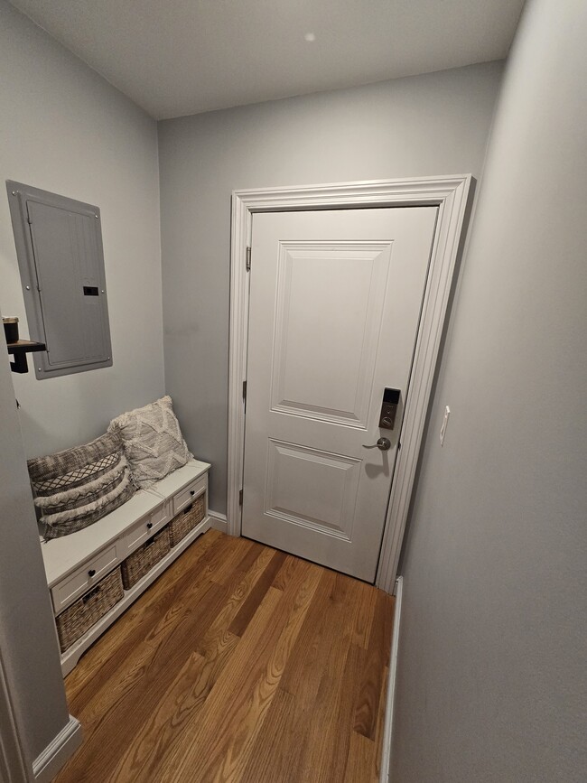 Building Photo - 216 E Eagle St