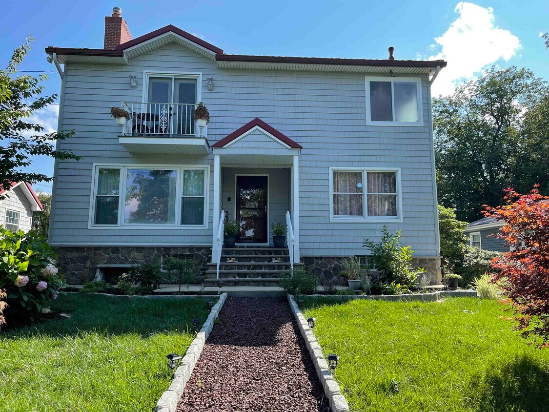 2 Papakating Rd, Hopatcong, NJ 07843 House Rental in Hopatcong, NJ