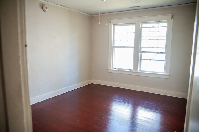 Building Photo - 321 Yeardley Ave