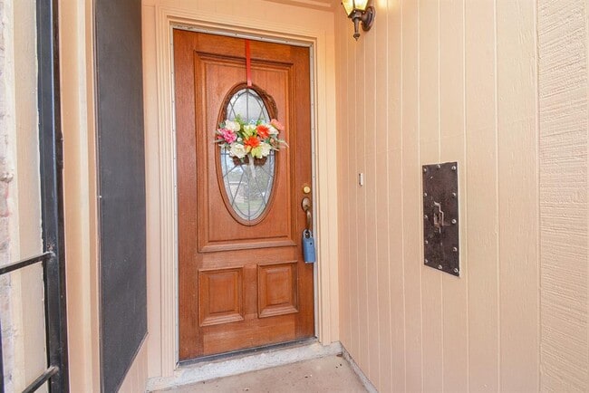Foto del edificio - 9334 Golden Wood Ln