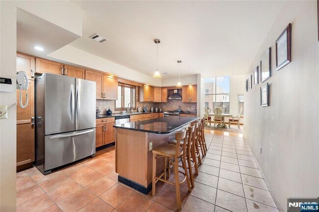 Foto del edificio - 220 Harrison Ave