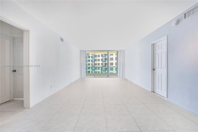 Foto del edificio - 5151 Collins Ave