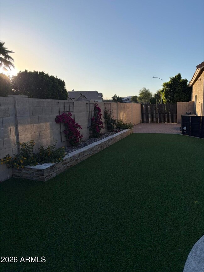 Building Photo - 768 E Irma Ln