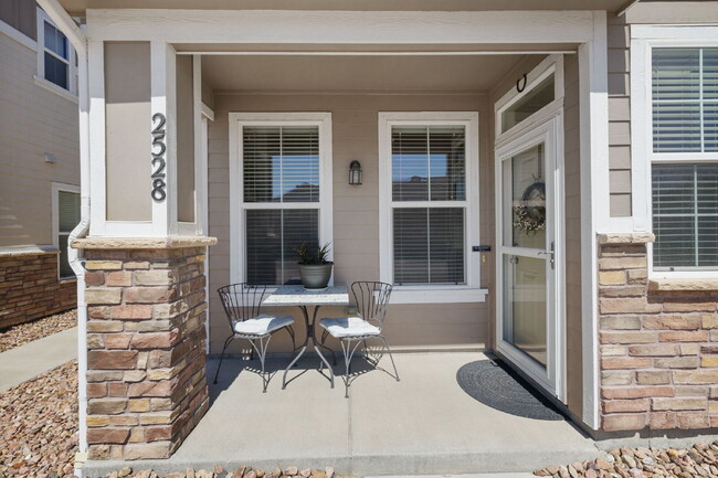 Building Photo - This 3 bed 2.5 bath townhome offers a perf...