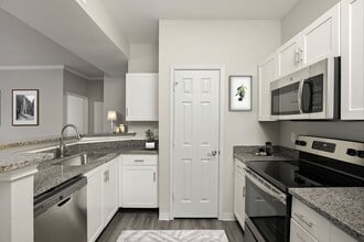 Granite, Stainless Steel & Plank Flooring - Signature Place Apartments