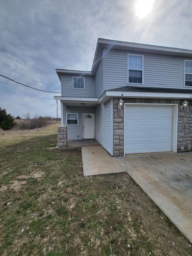 1210 E Cottonwood St, b City, MO 64870 House Rental in b City