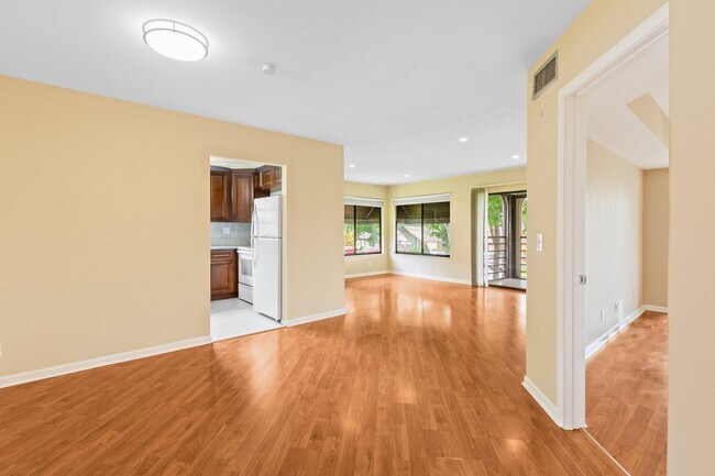 Foto del edificio - 5040 Rose Hill Dr