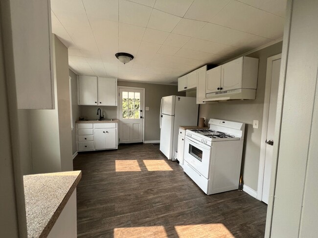 Kitchen - 25 Girard Ave