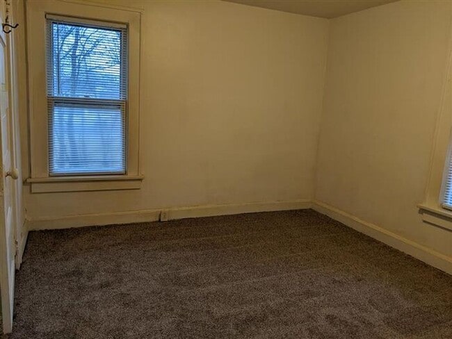 Building Photo - 2 Bedroom Home with Enclosed Front Porch
