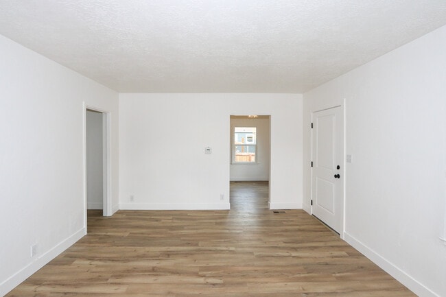 Building Photo - 1058 S Roberta St