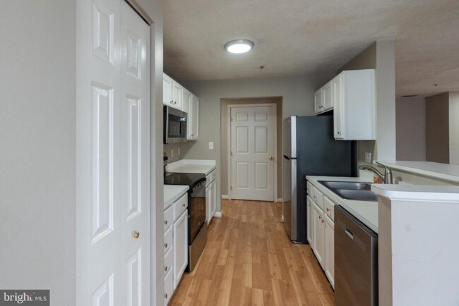 Building Photo - 689 Winding Stream Way