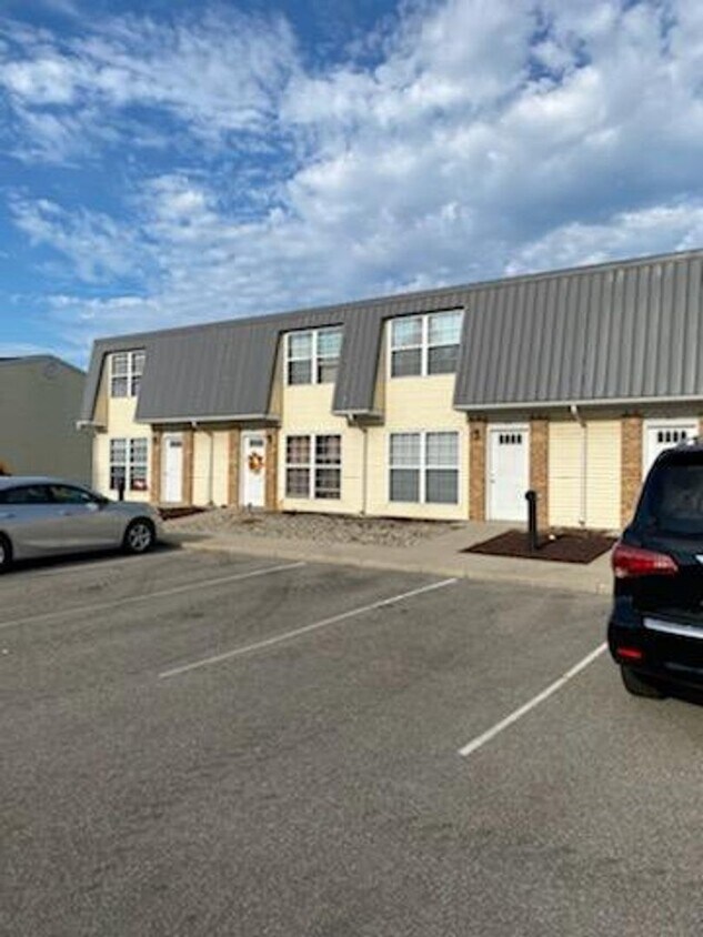 Primary Photo - NEW LISTING! 2 Bedroom Townhouse