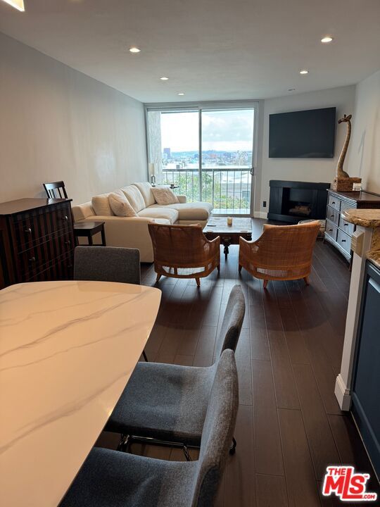 Foto del edificio - 8530 Holloway Dr