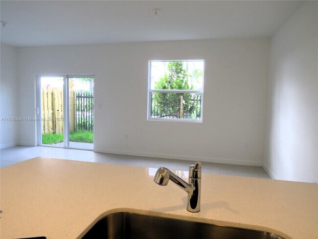 Foto del edificio - 18417 SW 1st St