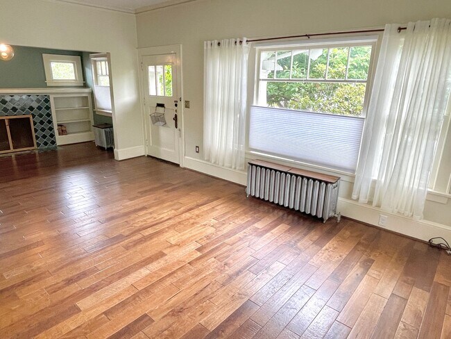 Building Photo - Gorgeous Rose City Park 4 bed Craftsman