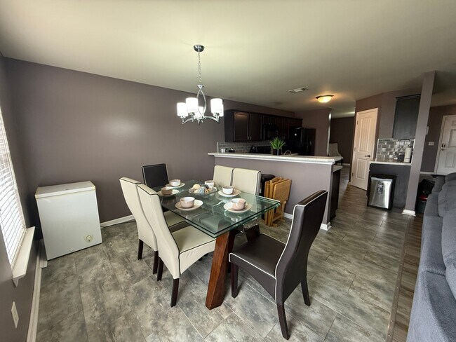 Foto del edificio - 1124 Harmony Ln