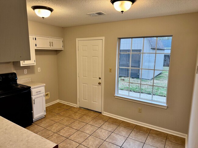 Building Photo - 2928 Churchwell Dr