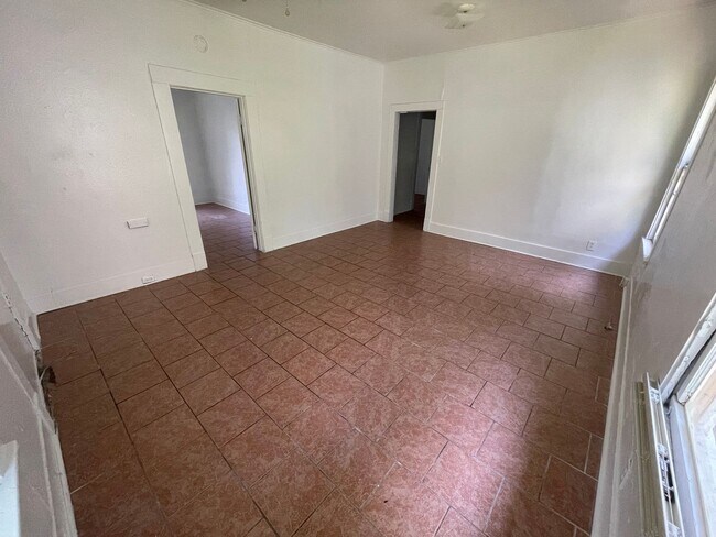Building Photo - Large 2 Bedroom Home