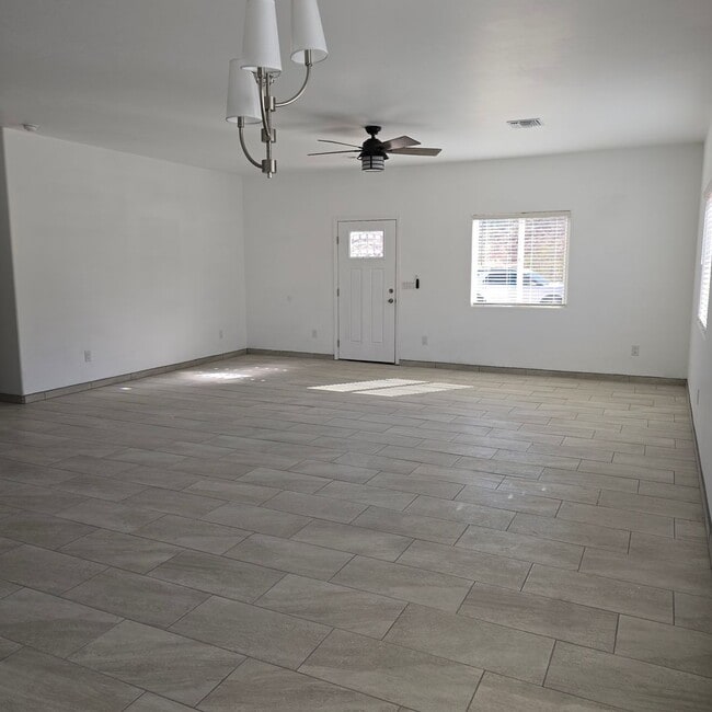 Building Photo - Fresh and Open Floor Plan!
