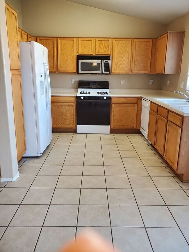 Building Photo - 3 bedroom &2 bathroom House in Avondale!