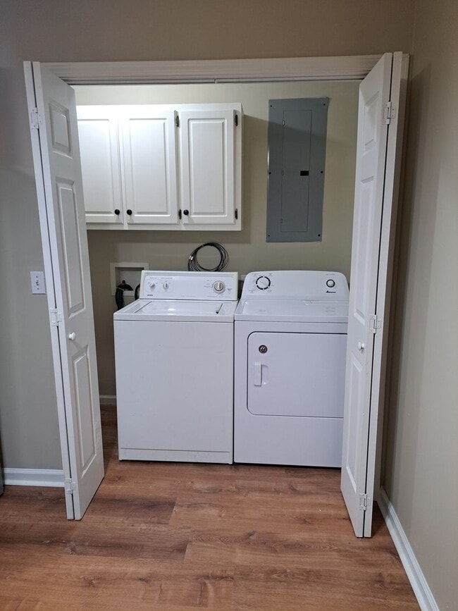 Building Photo - 3 Bed/3 Bath