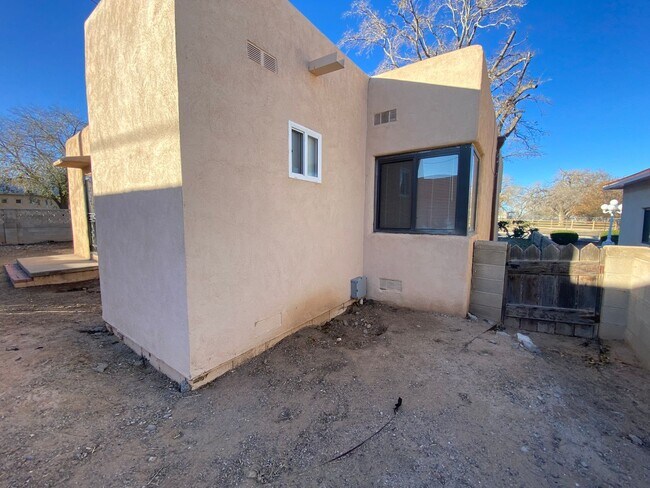 Building Photo - 3 Bed 2 Bath