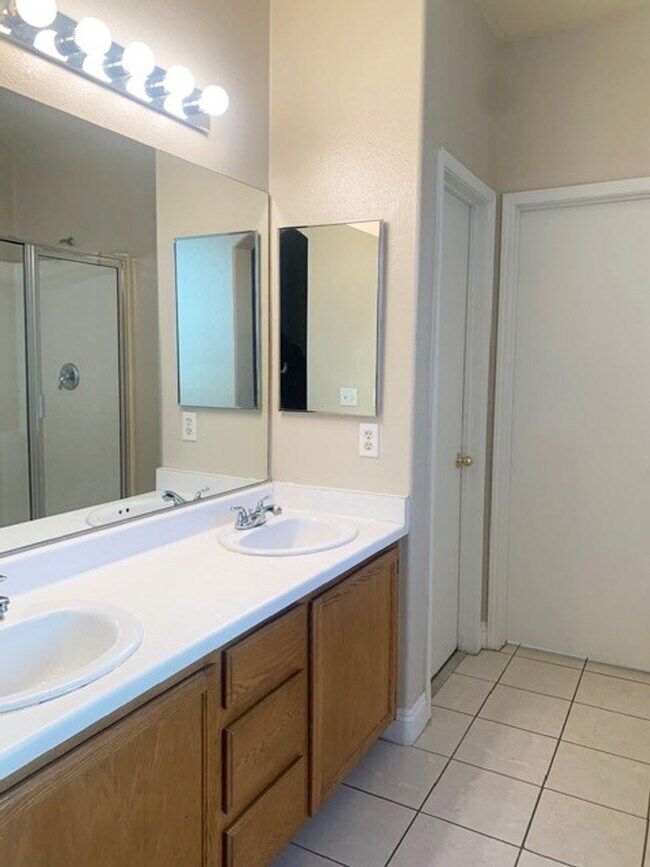 Foto del edificio - Single story 3 bed 2 baths property inside the gated Cactus Springs community! Home has all LVP a...