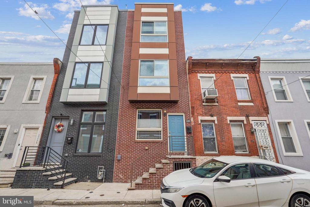 Primary Photo - 2241 Sears St