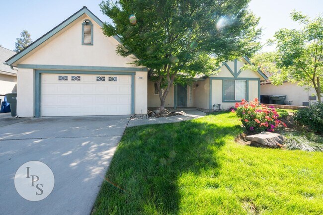 Building Photo - N.E. Fresno Home, 3BR/2BA, Blt 1988, POOL + Living & Family Rooms - Lots of Amenities!