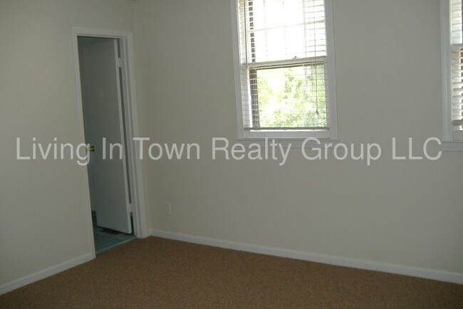Building Photo - 547 Elmwood Dr NE