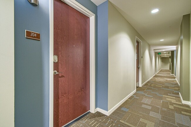 Building Photo - 2-BDR Retreat with Rooftop Pool & Gym