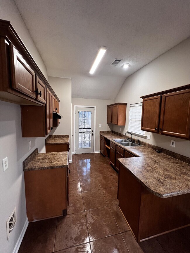 Foto del edificio - 6840 Mikayla Ln