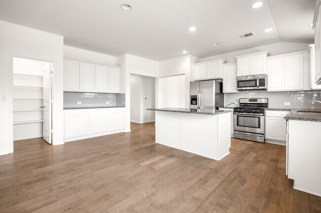 Foto del edificio - Spacious 4-Bedroom Home on a Corner Lot in...