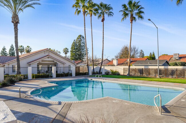 Gran piscina cristalina - Town and Country