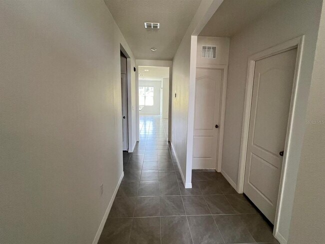 Building Photo - 446 Baroness Way
