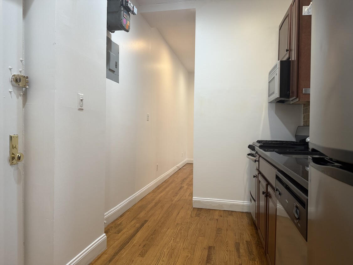 Foto principal - 215 E 4th St