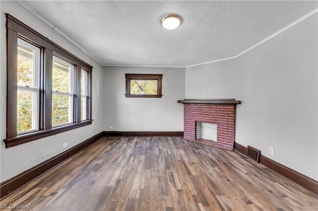 Building Photo - 3215 W 100th St