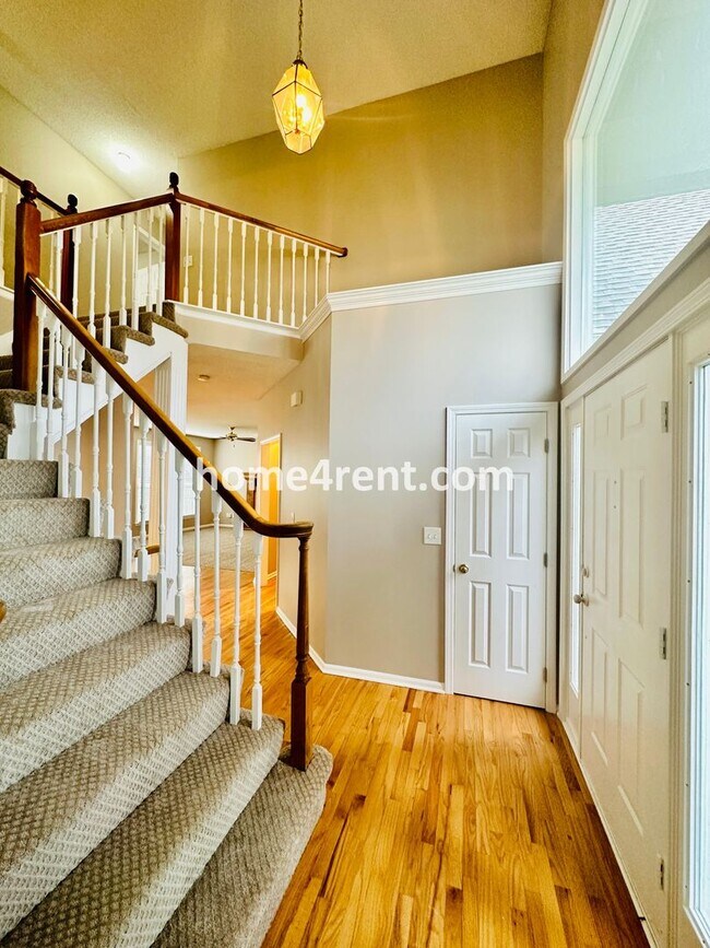Building Photo - Great Cul-De-Sac Location, One Block To El...