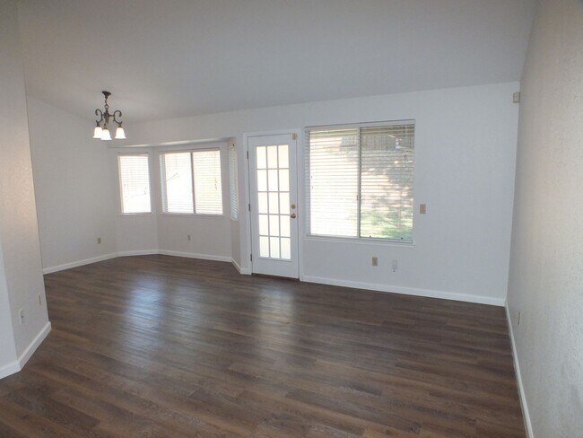 Foto del edificio - 3/2 1700 sf in Folsom Willow Creek Estates