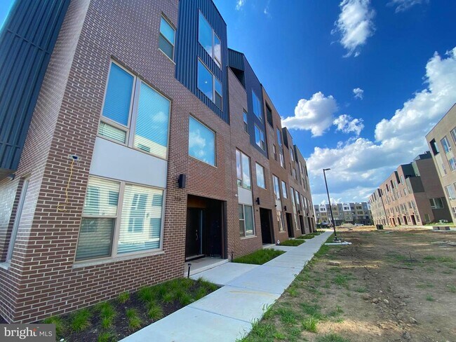 Building Photo - 3206 Parkview Walk